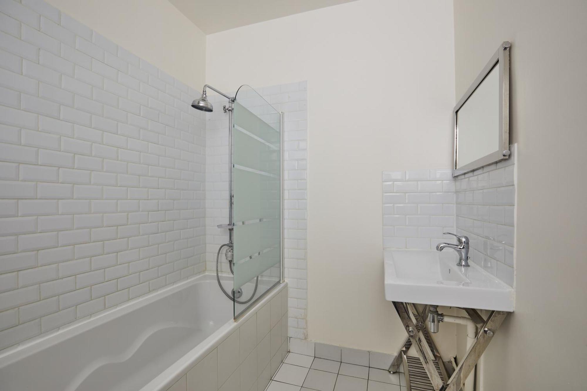 Charming 1br Rue Des Martyrs Apartment Paris