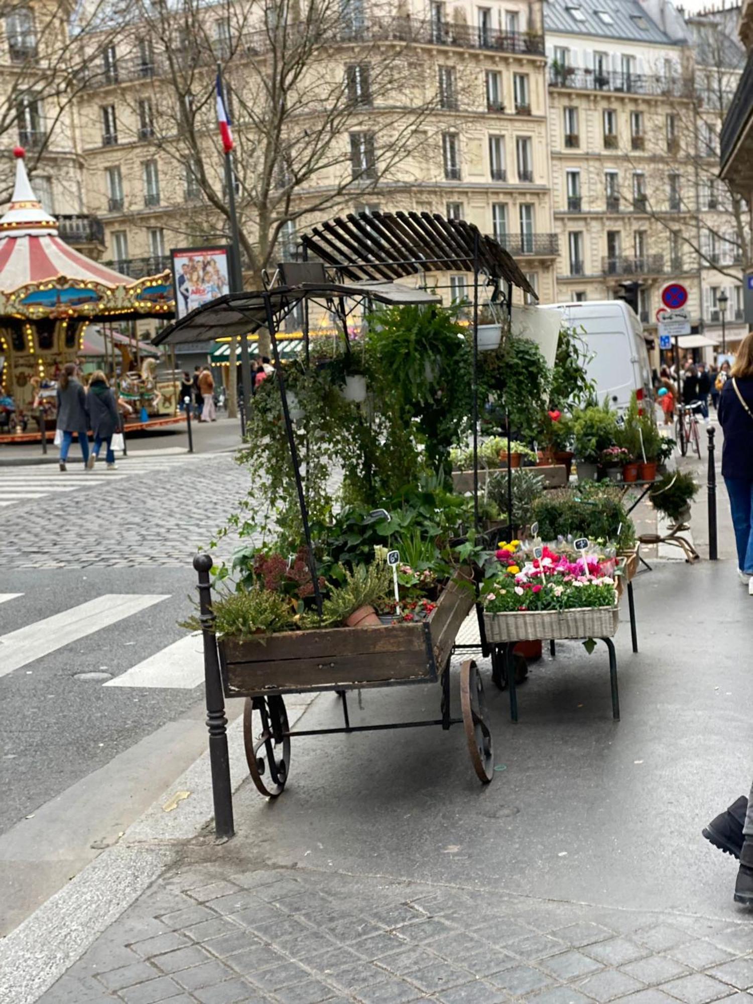 Charming 1br Rue Des Martyrs Paris